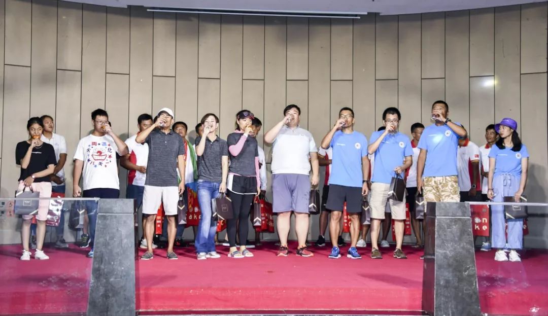 j80 级哈尔滨北纬45度帆船队,珐伊 28r 级杀破浪颁发"持之以恒"奖,紧
