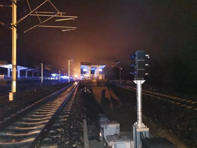 高铁经验在矮柱信号机底部加设增高器使信号机显示整体抬高信号机"