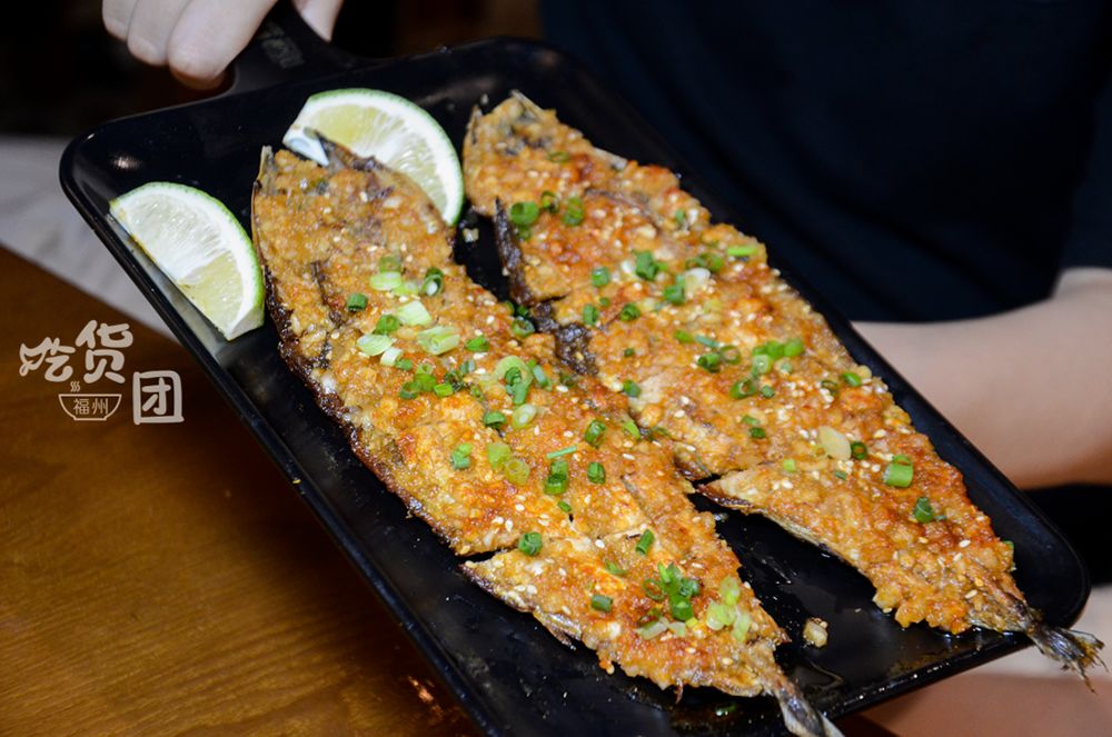 有秘制蒜蓉酱加持烤制秋刀鱼的过程也很讲究,为了保证味道绝佳,每一个