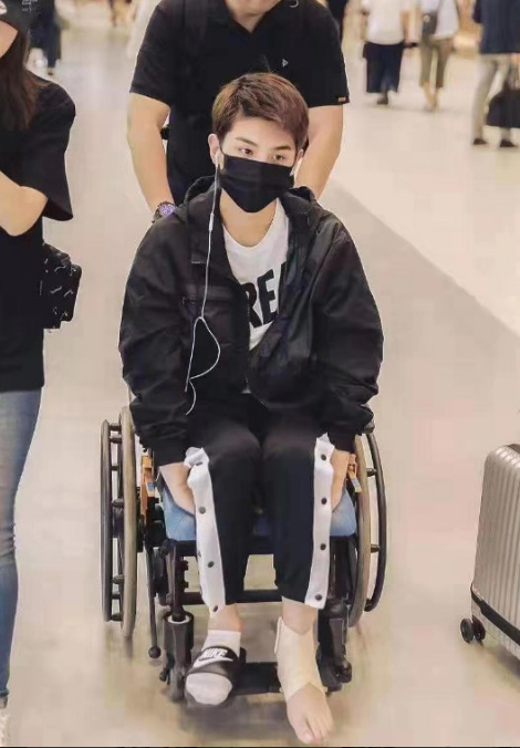 justin意外受伤也没中断录制还要坐轮椅赶行程杜华的话太过分