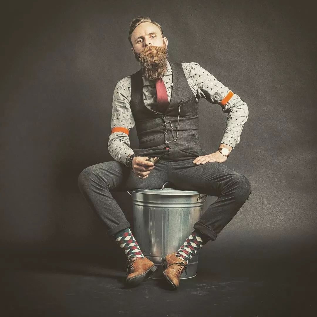 西装之下的捆绑艺术男士的吊带内衣