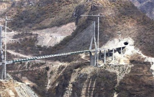 世界上最高的吊桥墨西哥巴鲁阿特大桥距谷底高度为4034米