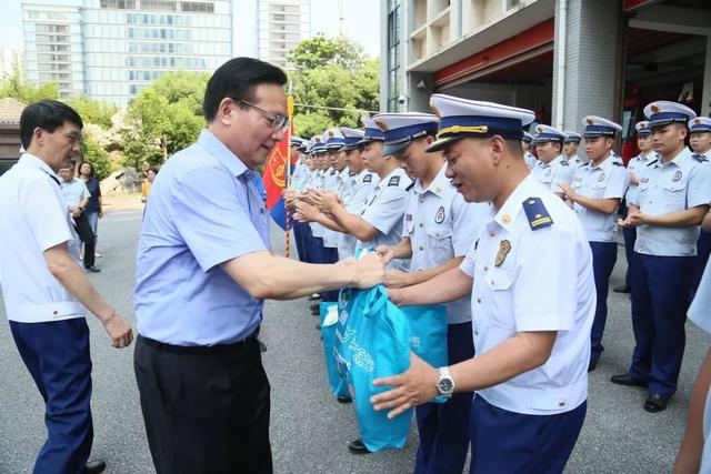 市政府秘书长张明康,市公安局副局长龚清荣,市城管