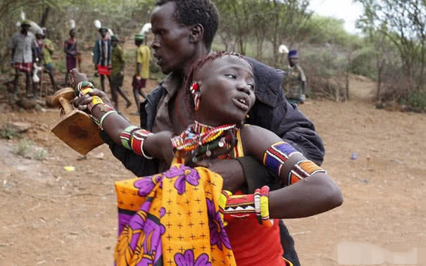 原创最豪放的民族实行一夫多妻制婚礼当天新娘备受煎熬