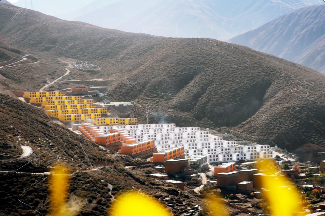 一大早,巴塘县地巫乡异地搬迁安置点坝伙村的村民尼玛就开始装修自家