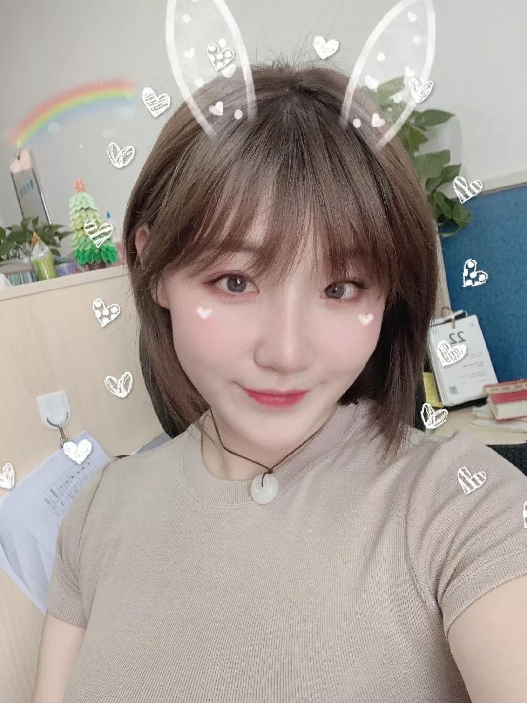 如今28岁的孙格过上了相夫教子的生活,经常会在网上晒女儿的照片,日子