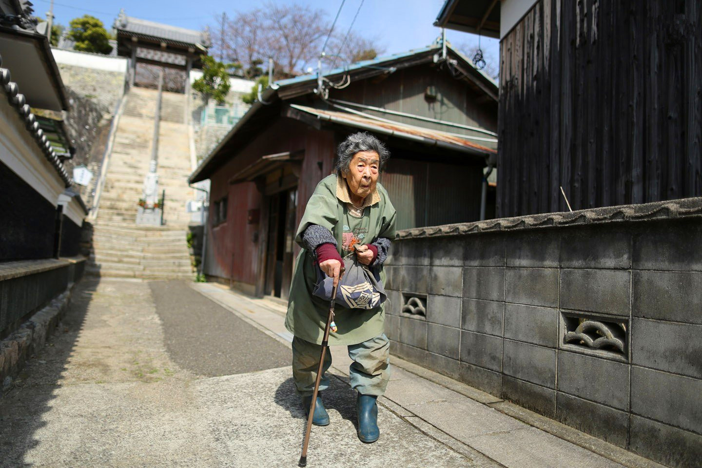实拍老无所依的日本老人,抱着妻子的骨灰在各养老院奔波
