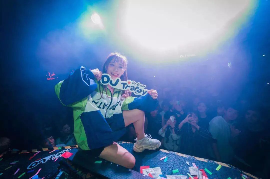 0818viproomtracy可酷可甜造型百变的宝藏女孩djtracy了解一下