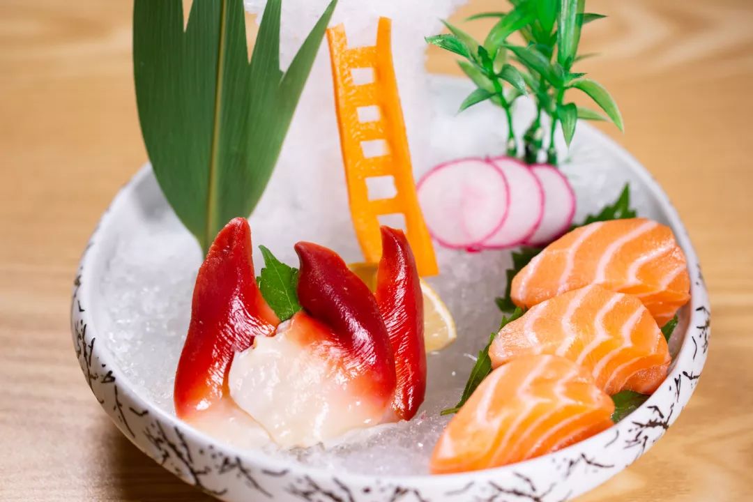 铺在碎冰上的 三文鱼和北极贝色泽鲜亮,一共6片,刺身控看到准会满足!