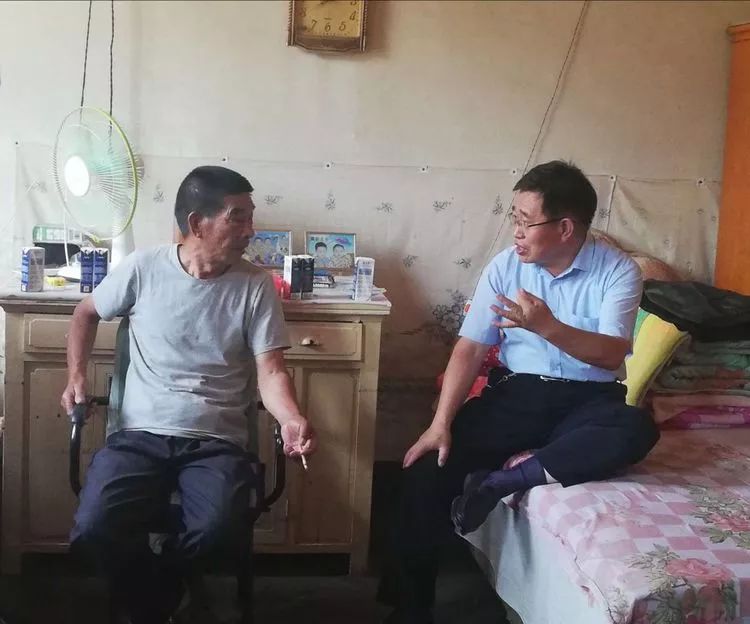 壶关一中校长牛芳生看望慰问北京大学优秀录取生