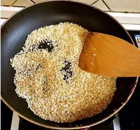 大米炒一下,可以刮走肠道毒素垃圾,大肚子消失不见,大人小孩都可以用!