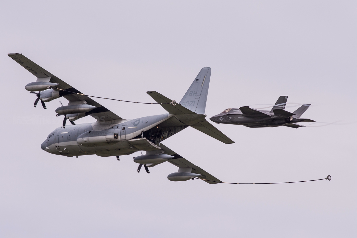 图片为美国海军陆战队的f-35b隐形战机与kc-130j空中加油机进行空中受