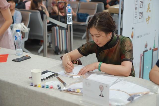 核雕工艺大师许忠英还带来屡获大奖的作品《十八罗汉核舟》.