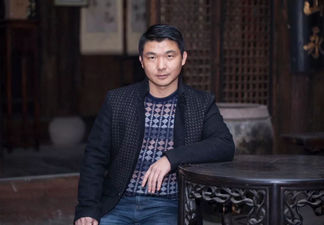 尹旭峰76年生人,本科学历,国家级工艺美术师,全手工大赛一等奖获得者