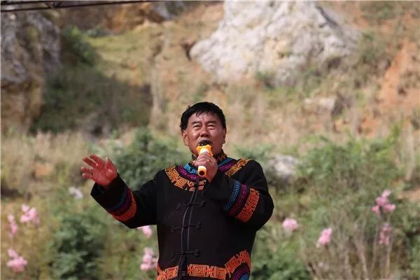 咪科》是彭银发的主打曲子,他同时把当地彝族敬酒歌,汉族民歌,山歌