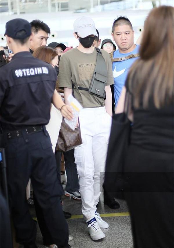 有一种人气叫蔡徐坤!全副武装挡不住迷妹热情,机场交通瞬间瘫痪