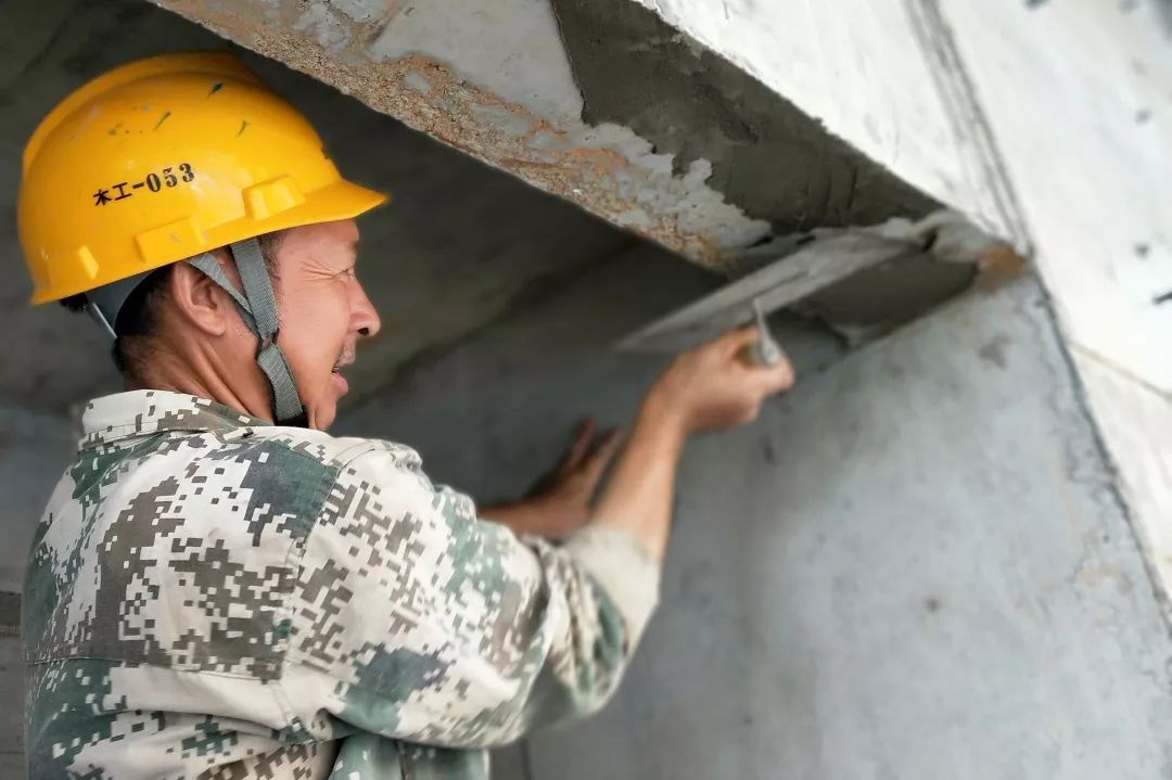 挥汗如雨在一线这才是真正的火热生活