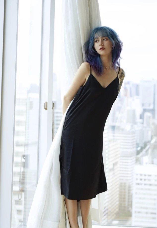 有一种"跌落神坛"叫李诞老婆,染蓝发刺纹身,婚后真是任性了