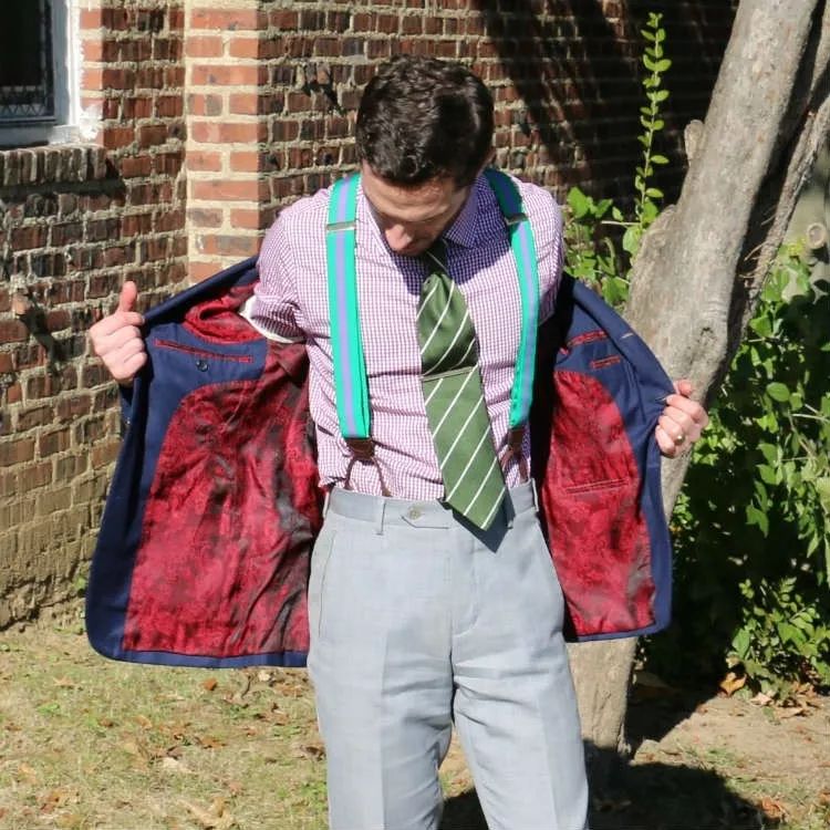 西装之下的捆绑艺术男士的吊带内衣