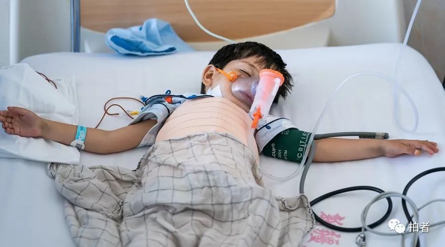 2019年8月9日,新疆维吾尔自治区人民医院,一名先心病患儿在病房内