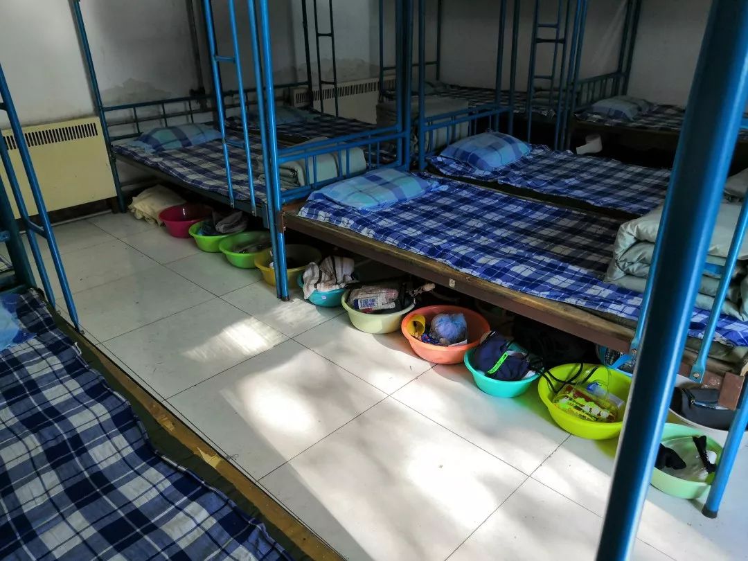桌子抹净,地面扫净赃物除净,墙面洁净,床上干净男生宿舍女生宿舍感想