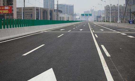 白色虚线停车位是什么意思 白实线和黄实线的区别是什么 - 实验室