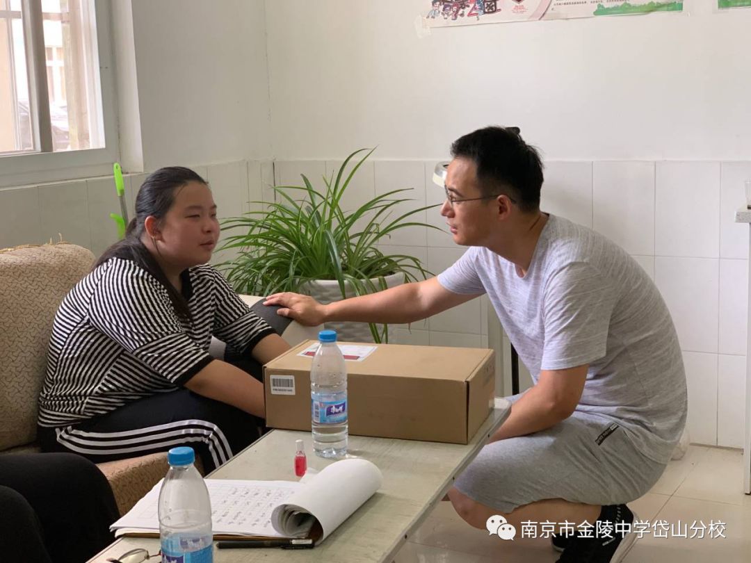 生病学生)(教官们手把手纠正学生动作)金陵中学岱山分校的校长王敬怀