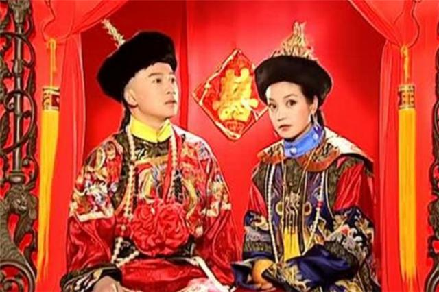 还珠格格成亲的时候为什么大家去的是小燕子屋里而不紫薇