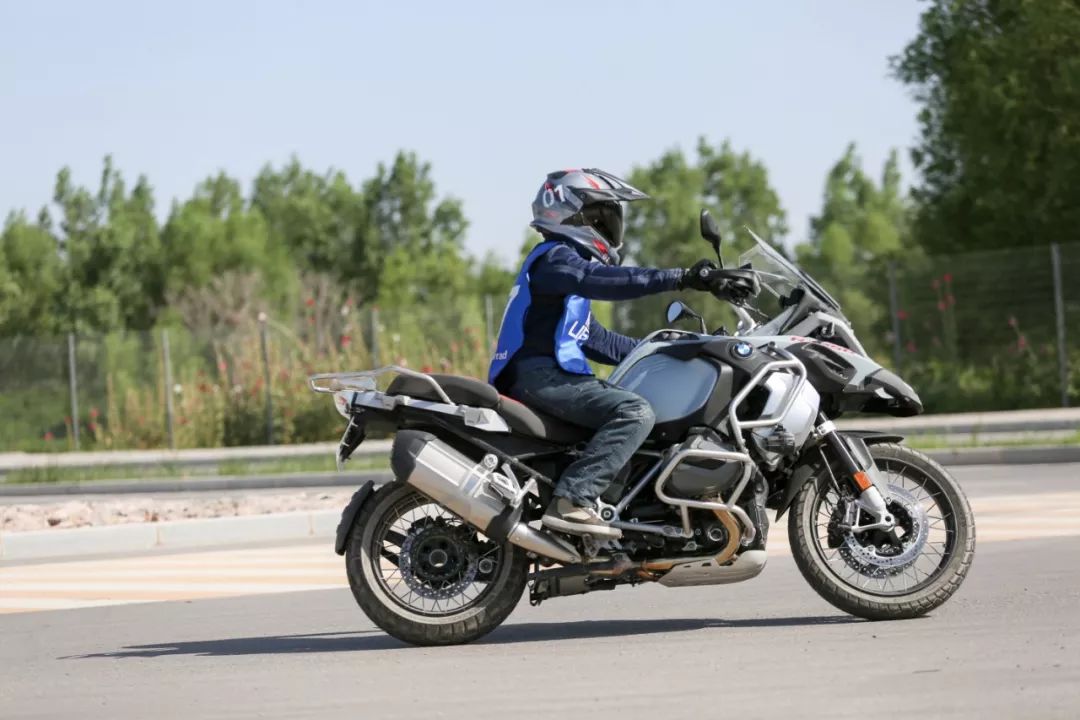 宝马头号名鸟新款r1250gs蜕变进化后的初体验