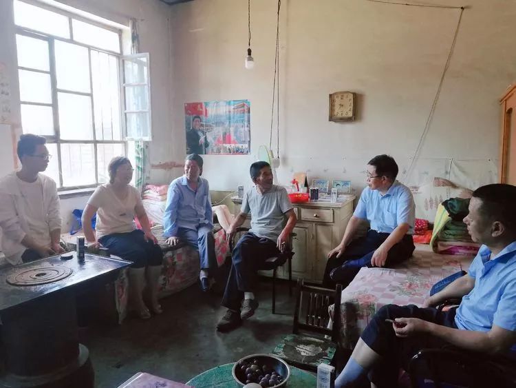 壶关一中校长牛芳生看望慰问北京大学优秀录取生