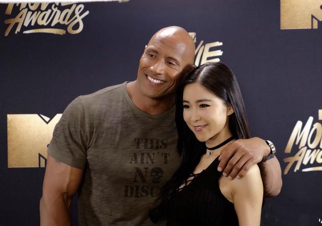 普通人和nba巨人差距有多大?巨石强森在奥胖面前秒变"小石头"
