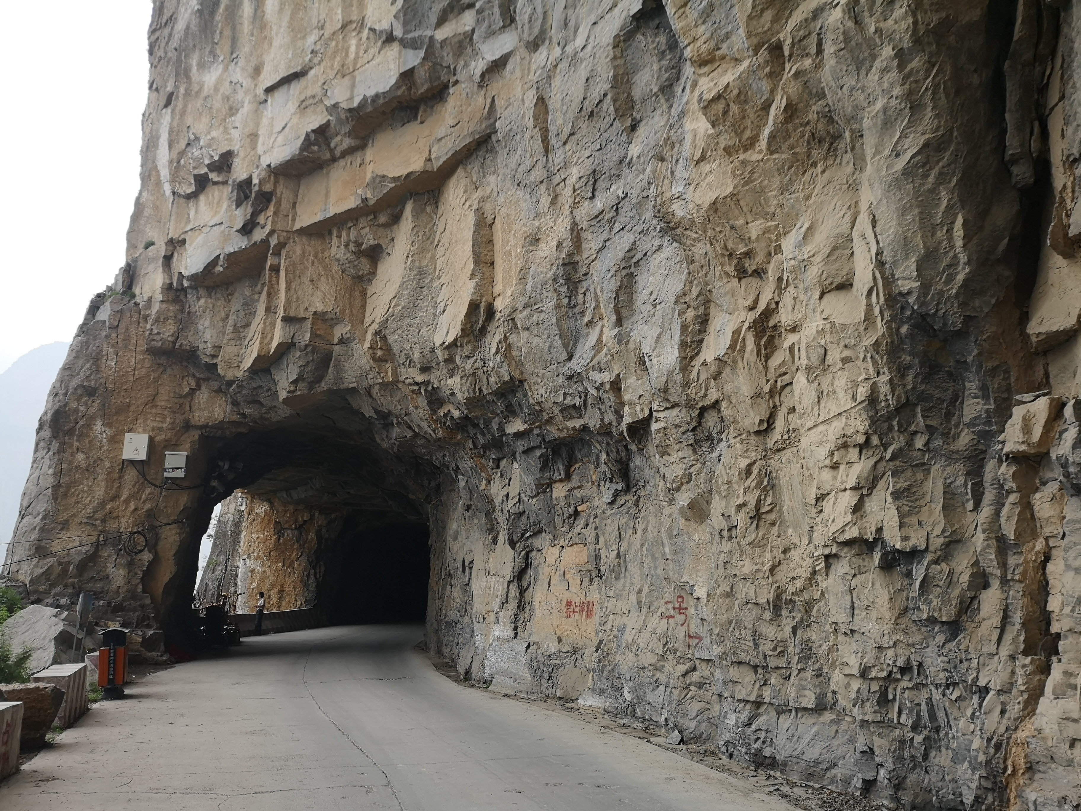 井底村挂壁公路图片