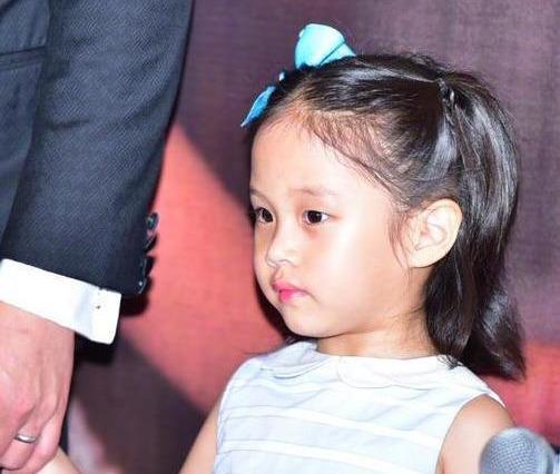 邓超女儿走红毯全程高冷谁注意到孙俪的解释瞬间被笑翻了