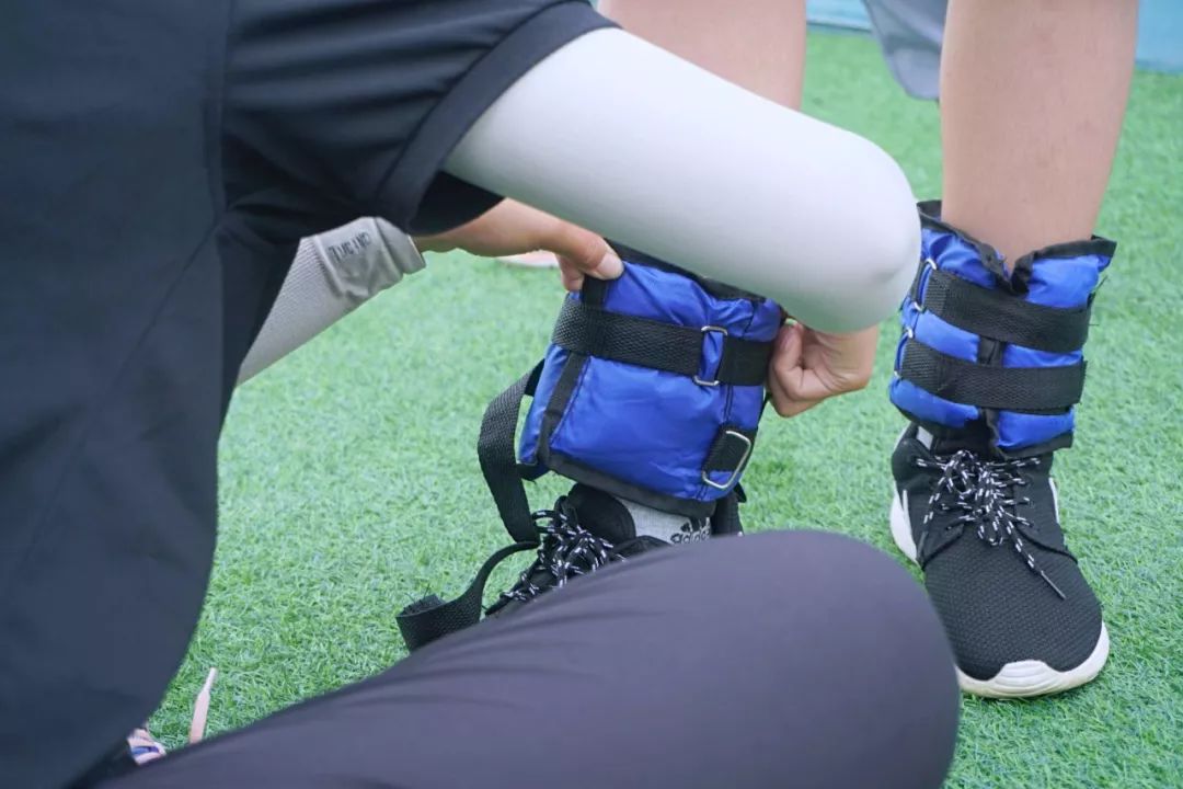 教练拿出了一个个五斤重的小沙袋,然后绑在了我们的脚腕上.