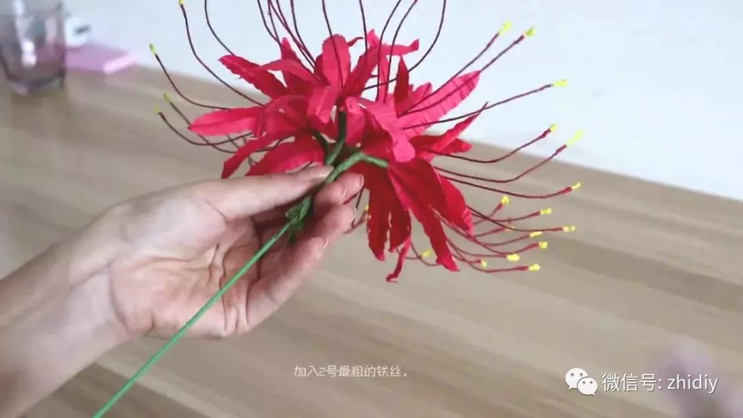 用一卷红色藤条纸diy了一朵鲜艳的彼岸花6个步骤就搞定附教程
