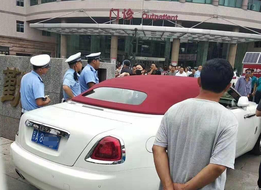 劳斯莱斯堵医院应急车道前后态度天壤之别如今为何准备卖车