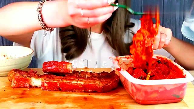 看看女孩吃的泡菜有多辣红红的全是辣椒你敢吃吗