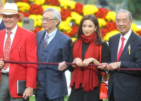 港姐吴婉芳与郑绍康聚餐她真的有51岁了吗