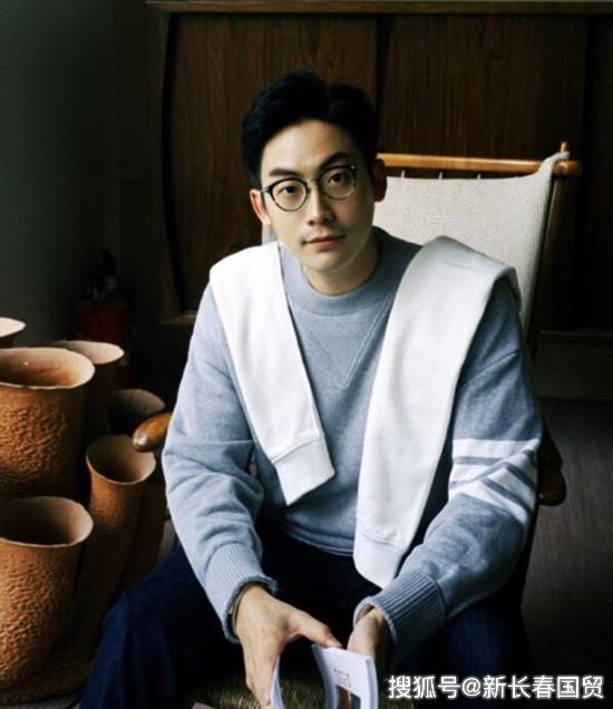 张明敏32岁儿子近照曝光,长相酷似老爸已进军歌坛