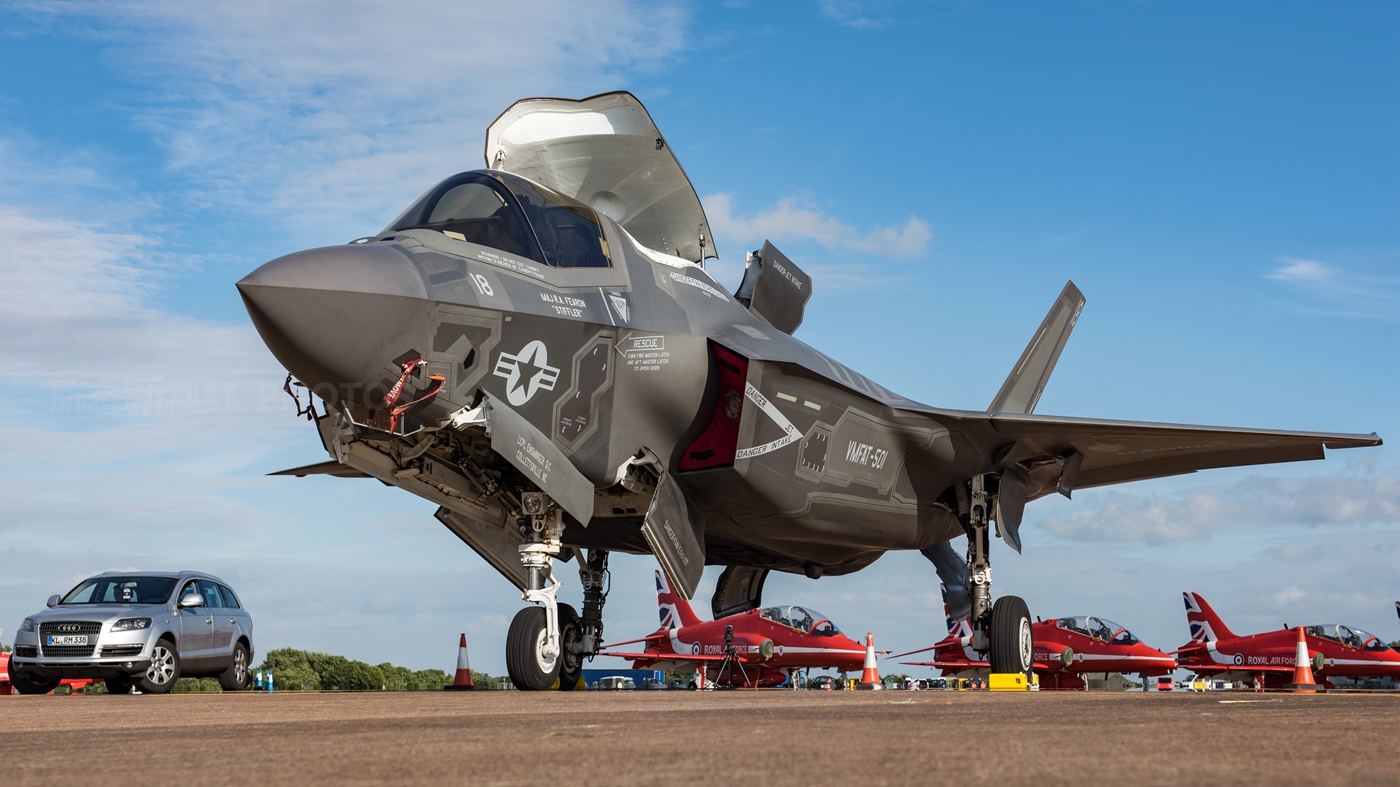 这款战机包括3型号,分别是f-35a空军型,f-35b垂直起降型,f-35c航空