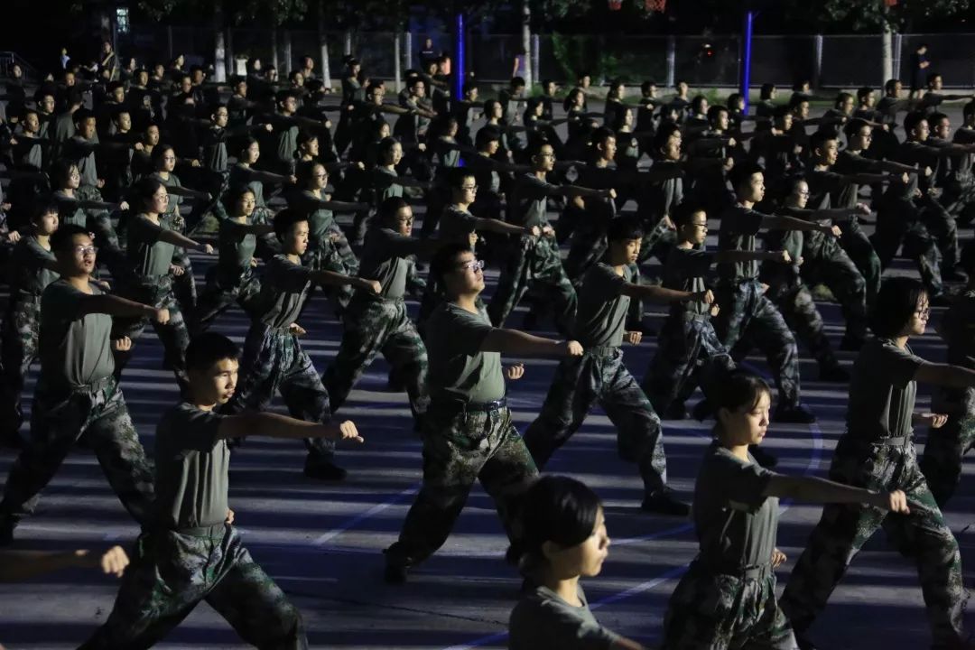 千磨万击还坚劲部队熔炉磨意志