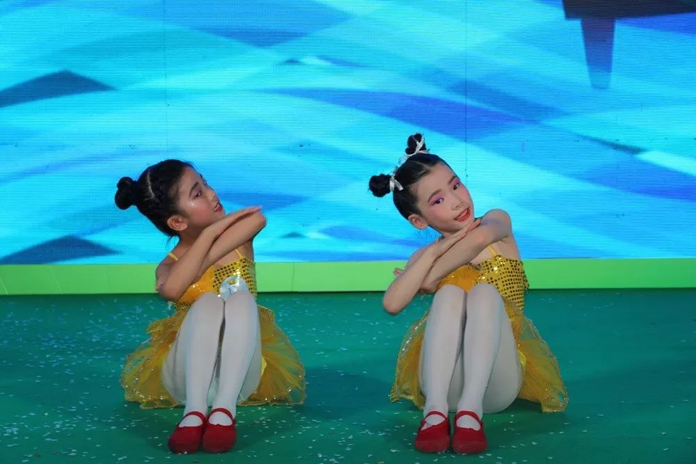 除了搞怪的,还有传统的 舞蹈,古筝.