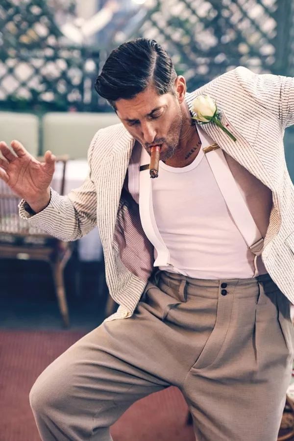 西装之下的捆绑艺术男士的吊带内衣