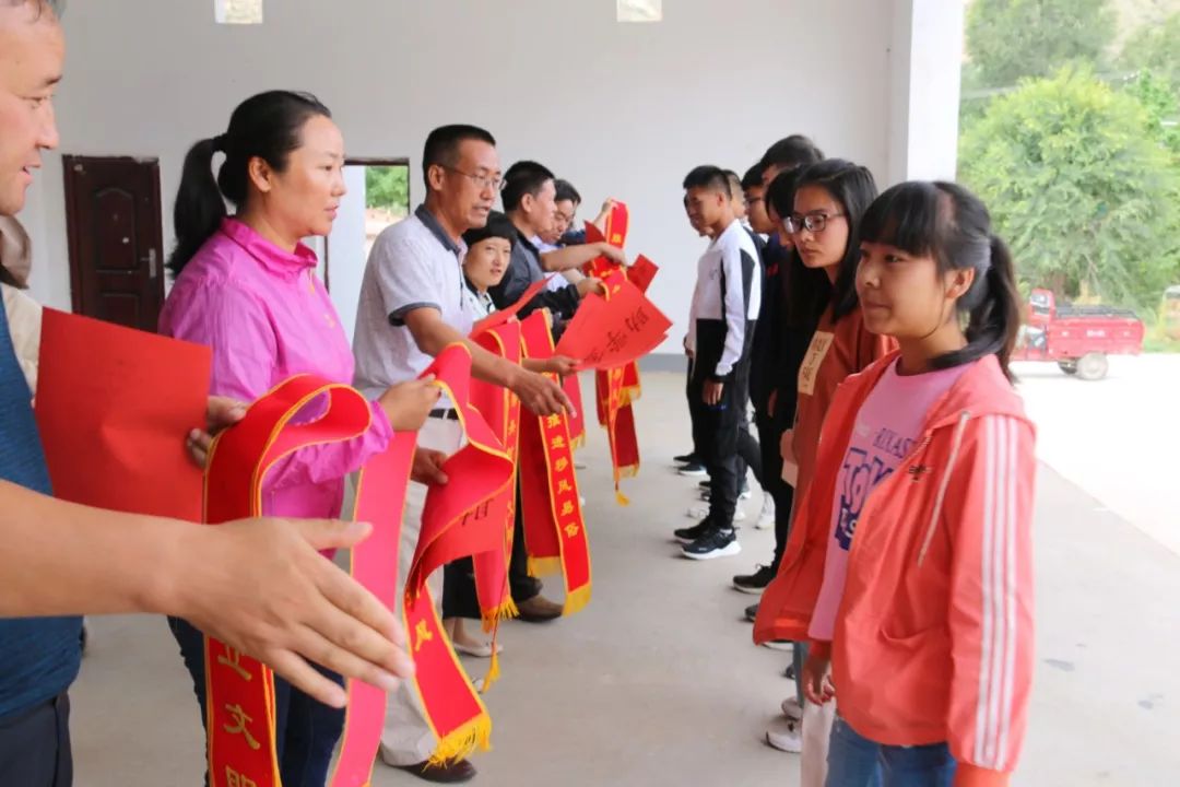 今日关注举办集体升学礼唤得文明新风来