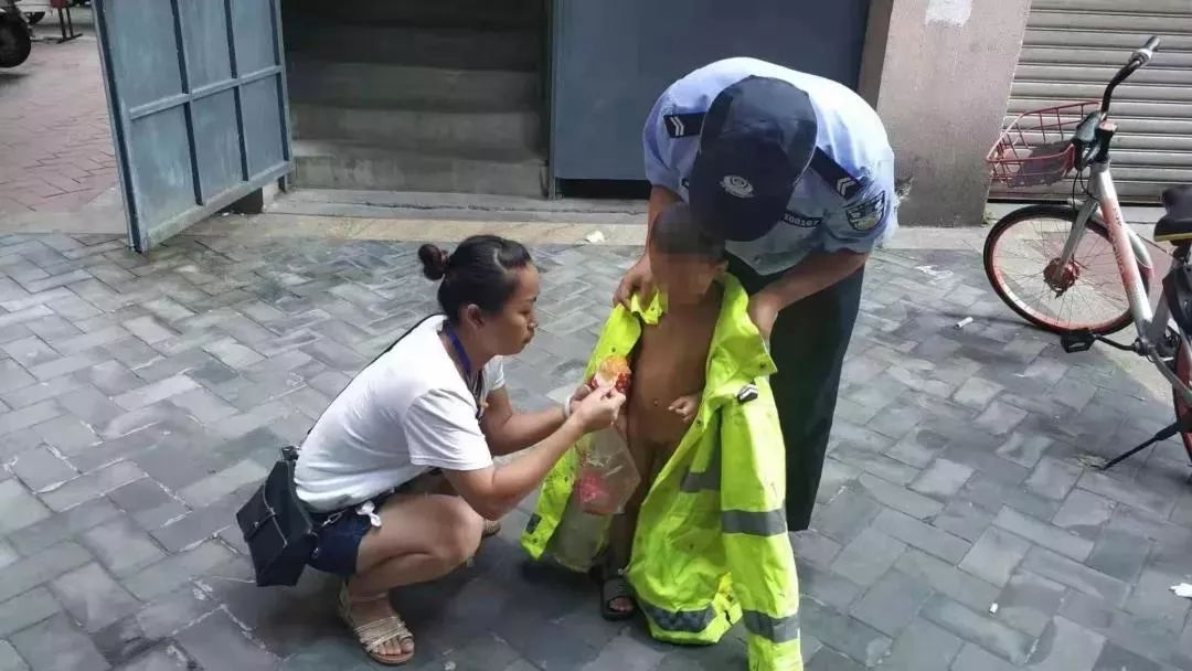 劝导员阿姨一起随后交警蜀黍和岗位上的给光溜溜的孩子穿上找出一件警