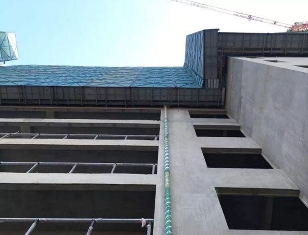 避免污染外部环境拦截外墙的施工用水及雨水在外墙设置两道截水墙对