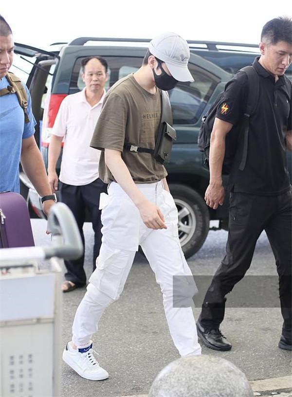 原创有一种人气叫蔡徐坤全副武装挡不住迷妹热情机场交通瞬间瘫痪