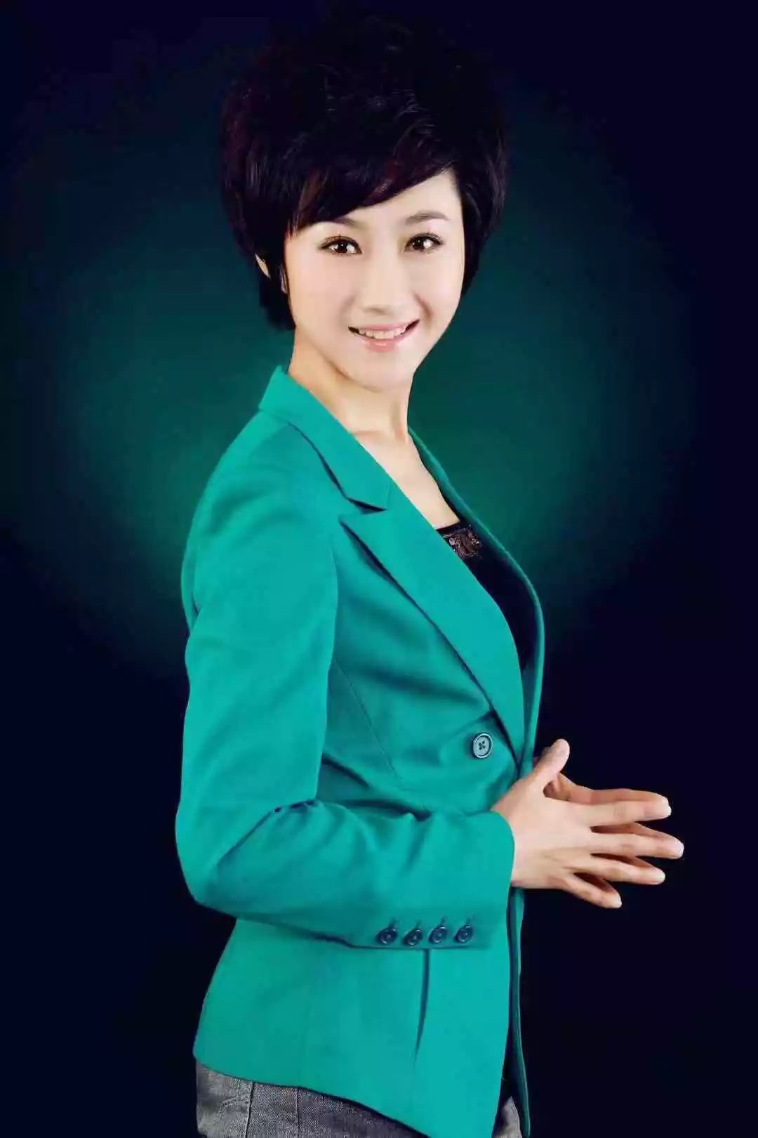 先后荣获甘肃省广电总台十佳播音员主持人,甘肃省直十大优秀青年,全国