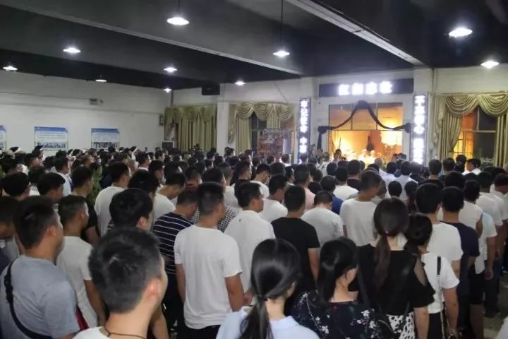 全村村民自发轮流到殡仪馆为他送别,自发筹集资金为其购买花圈,鞭炮