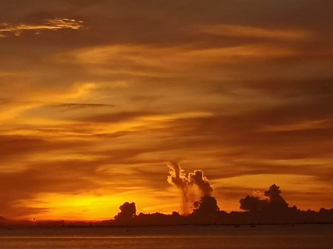 醉美夕阳红夕阳喝醉了酒,蓝色的海洋染成了耀眼的殷红夕阳醉了散发